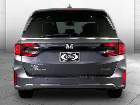 Used 2025 Honda Odyssey Touring image 3