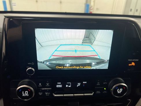 Used 2024 Toyota Highlander LE AWD/4WD image 16