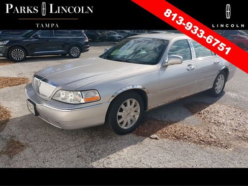 Used 2011 Lincoln Town Car Signature Limited RWD image 3