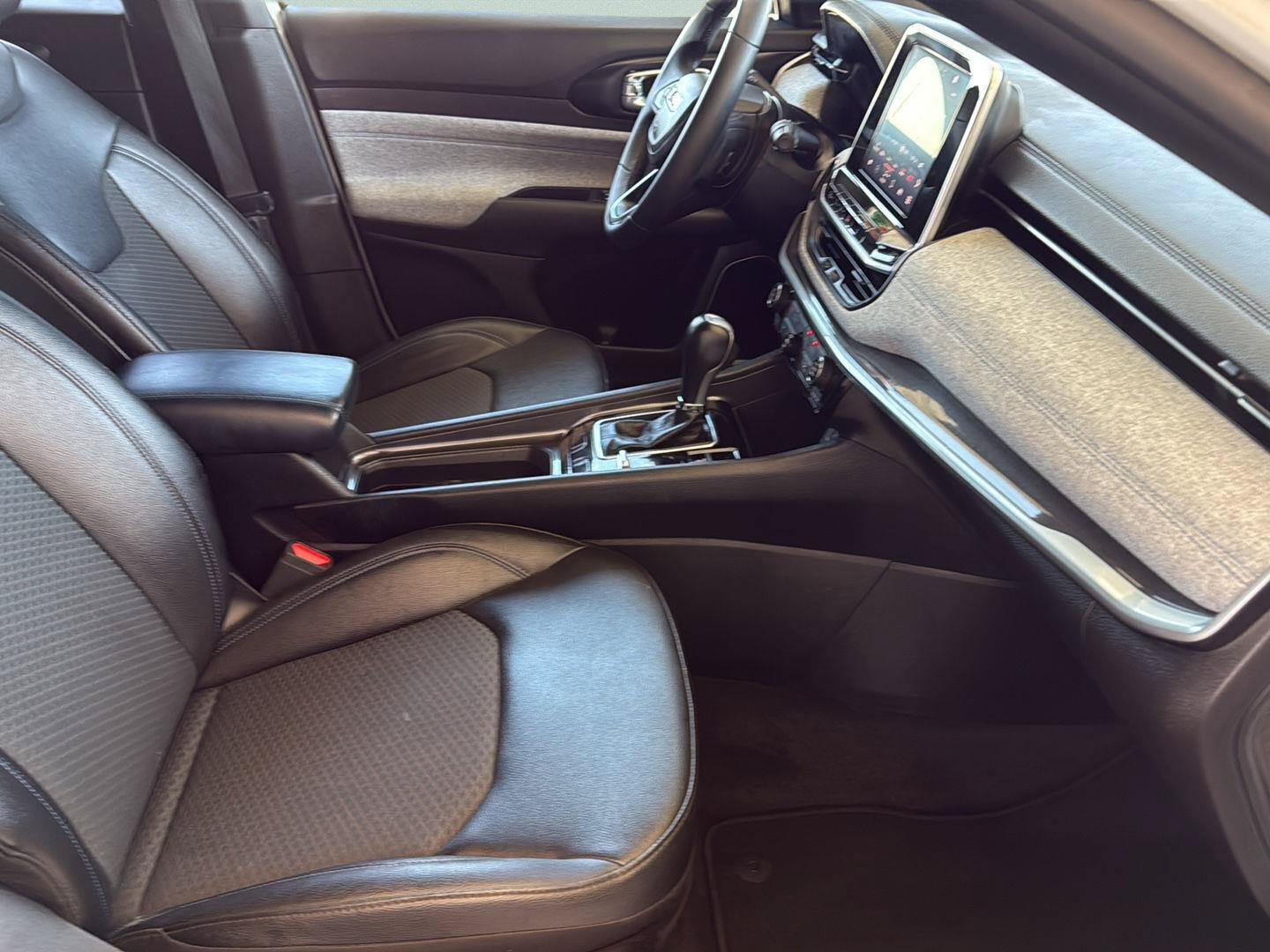 Used 2025 Jeep Compass Latitude AWD/4WD image 23