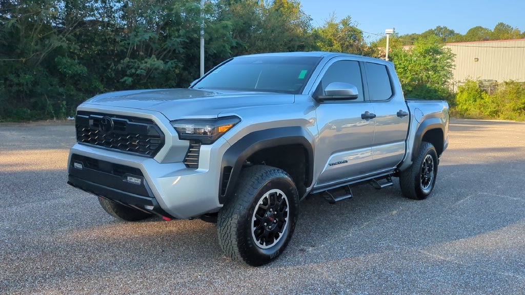 Used 2025 Toyota Tacoma TRD Off-Road AWD/4WD image 1