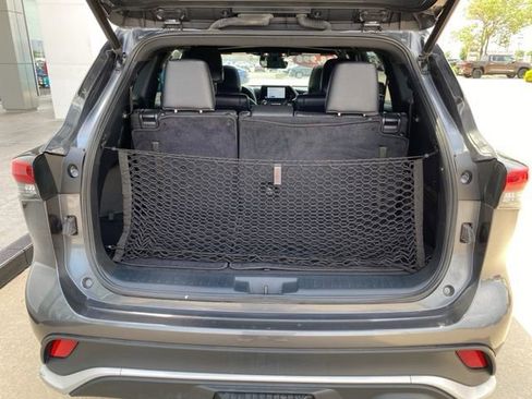 Used 2023 Toyota Highlander XSE FWD image 3