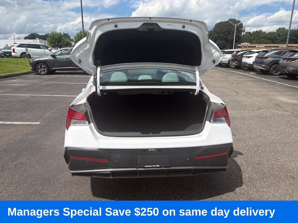 Used 2024 Hyundai Elantra Limited FWD image 25