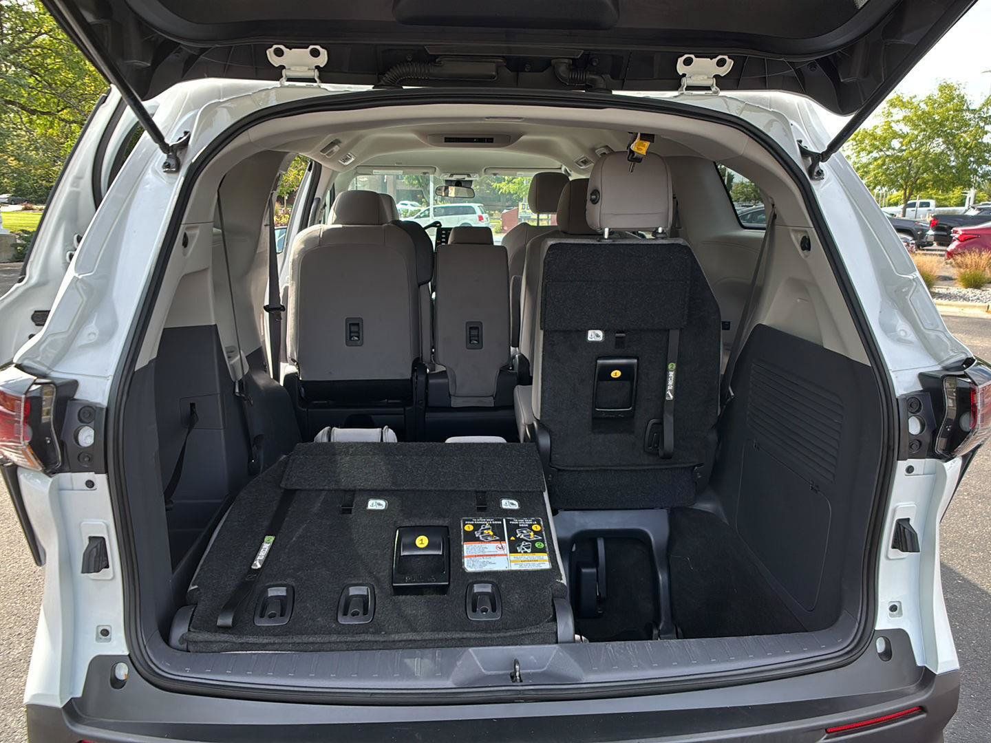 Used 2024 Toyota Sienna LE AWD/4WD image 14