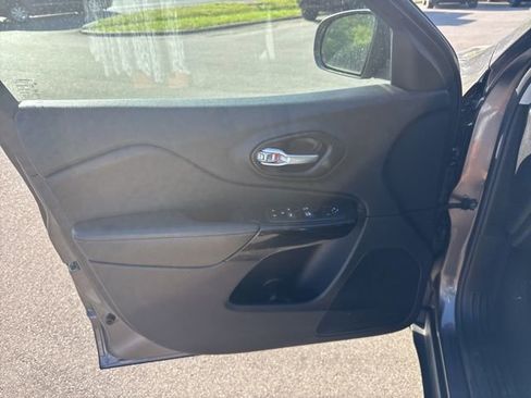 Used 2023 Jeep Cherokee Altitude Lux image 14