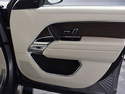 Used 2025 Land Rover Range Rover Long Wheelbase SE image 17