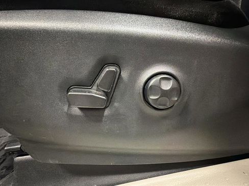 Used 2023 Chrysler Pacifica Touring-L FWD image 15