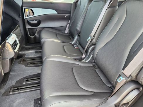 Certified 2025 Kia Carnival SX image 14