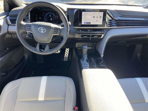 Used 2025 Toyota Camry SE w/ Convenience Package image 10