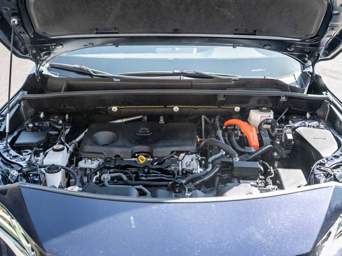 Certified 2022 Toyota Venza XLE image 28