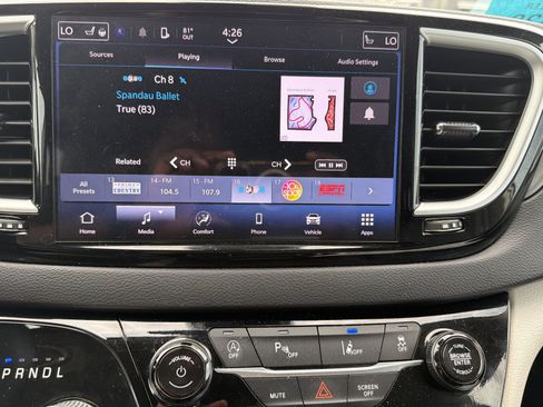 Used 2024 Chrysler Pacifica Touring-L FWD image 22