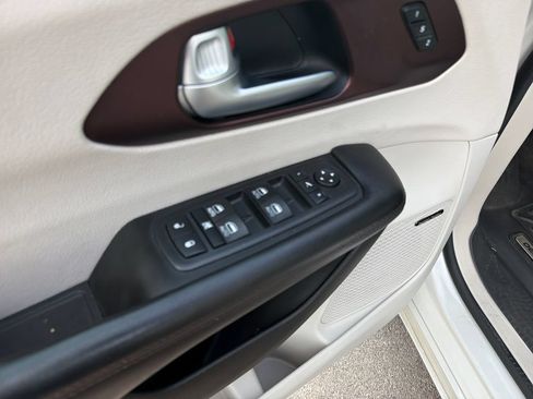 Used 2017 Chrysler Pacifica Limited FWD image 19