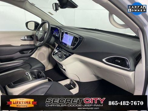 Used 2024 Chrysler Pacifica Touring-L image 32
