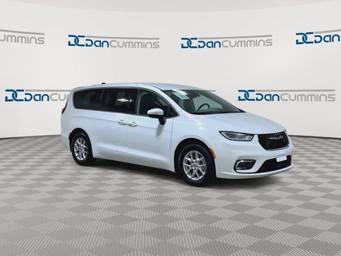 Used 2023 Chrysler Pacifica Touring-L FWD image 2