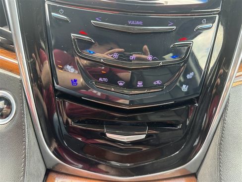 Used 2017 Cadillac Escalade Luxury AWD/4WD image 22