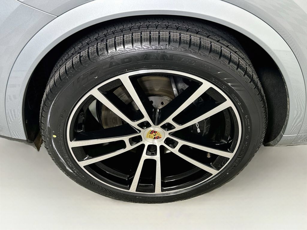 Used 2024 Porsche Cayenne AWD/4WD image 24