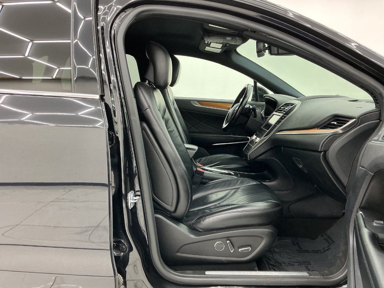 Used 2019 Lincoln MKC Select w/ Select Plus Package AWD/4WD image 15