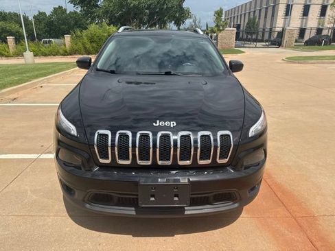 Used 2018 Jeep Cherokee Latitude FWD image 2