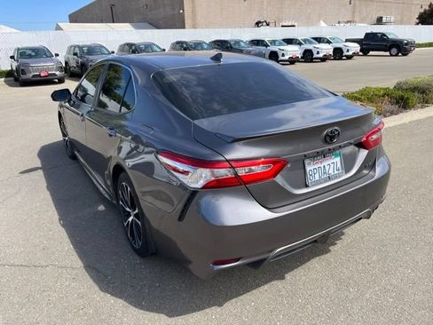 Used 2020 Toyota Camry SE w/ Carpet Mat Package FWD image 5