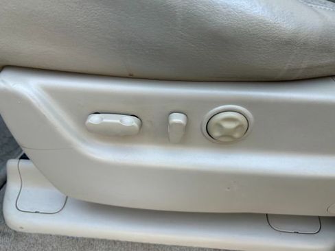 Used 2011 Cadillac Escalade Premium image 24