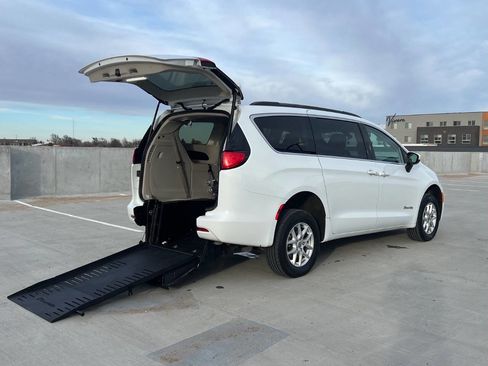 Used 2021 Chrysler Voyager Lxi image 2