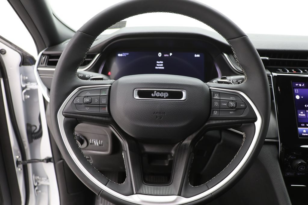Used 2025 Jeep Grand Cherokee Altitude AWD/4WD image 16