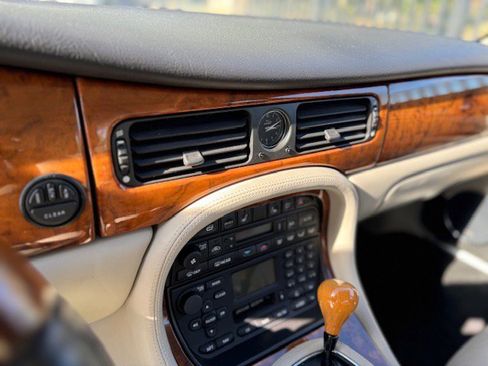 Used 2002 Jaguar XJ8 image 10