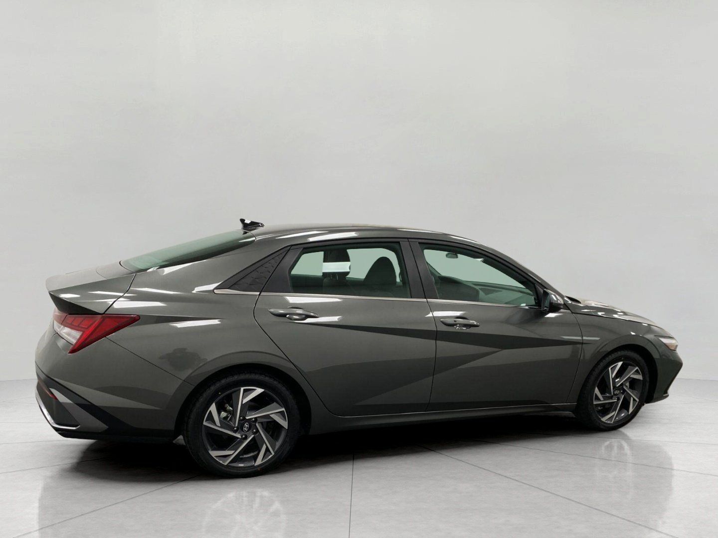 Used 2025 Hyundai Elantra SEL FWD image 3