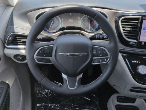 Used 2023 Chrysler Pacifica Touring-L FWD image 23