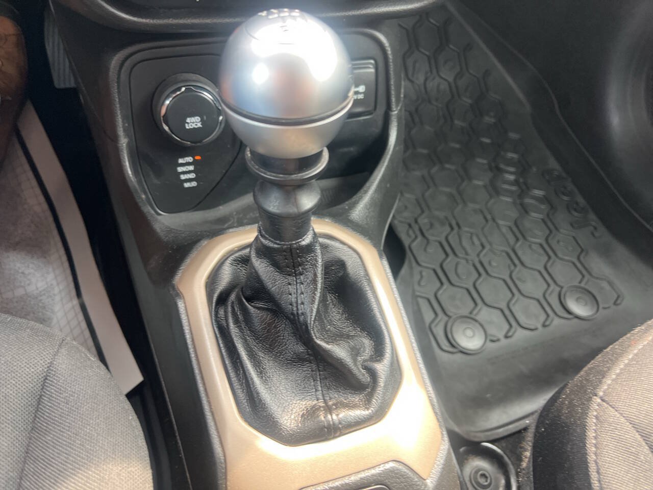 Used 2015 Jeep Renegade Latitude AWD/4WD image 30