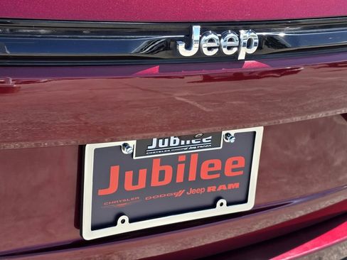 Used 2024 Jeep Grand Cherokee Laredo image 27