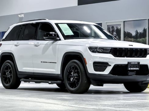 Used 2025 Jeep Grand Cherokee Altitude RWD image 6