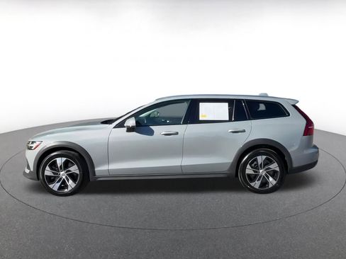 Used 2025 Volvo V60 B5 Cross Country Plus image 8