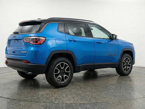 Used 2025 Jeep Compass Trailhawk AWD/4WD image 9