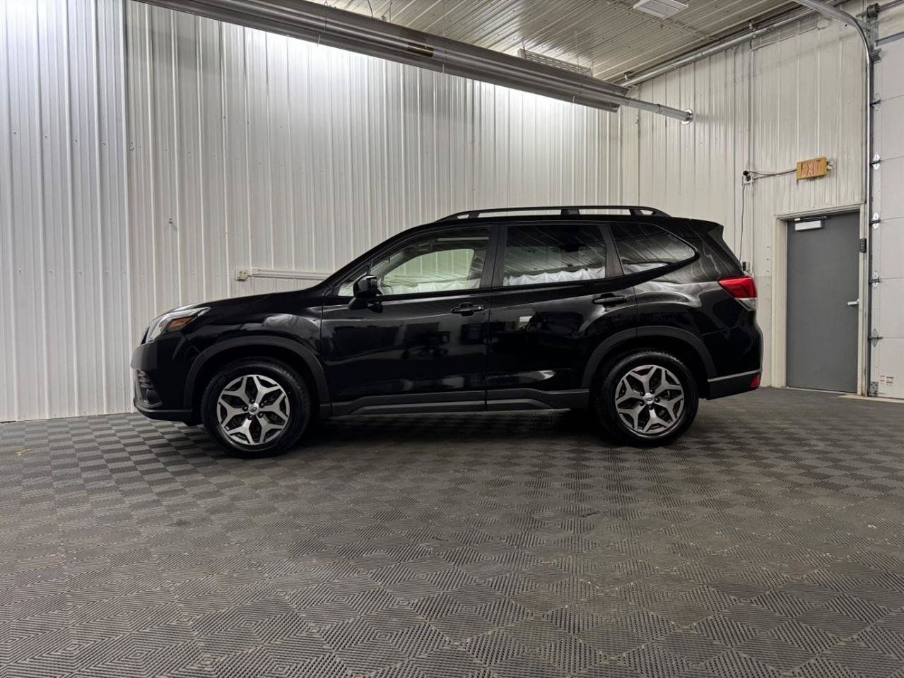 Used 2023 Subaru Forester Premium AWD/4WD image 2