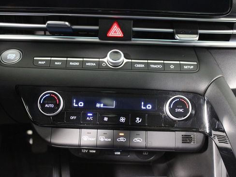 Used 2024 Hyundai Elantra Blue image 17
