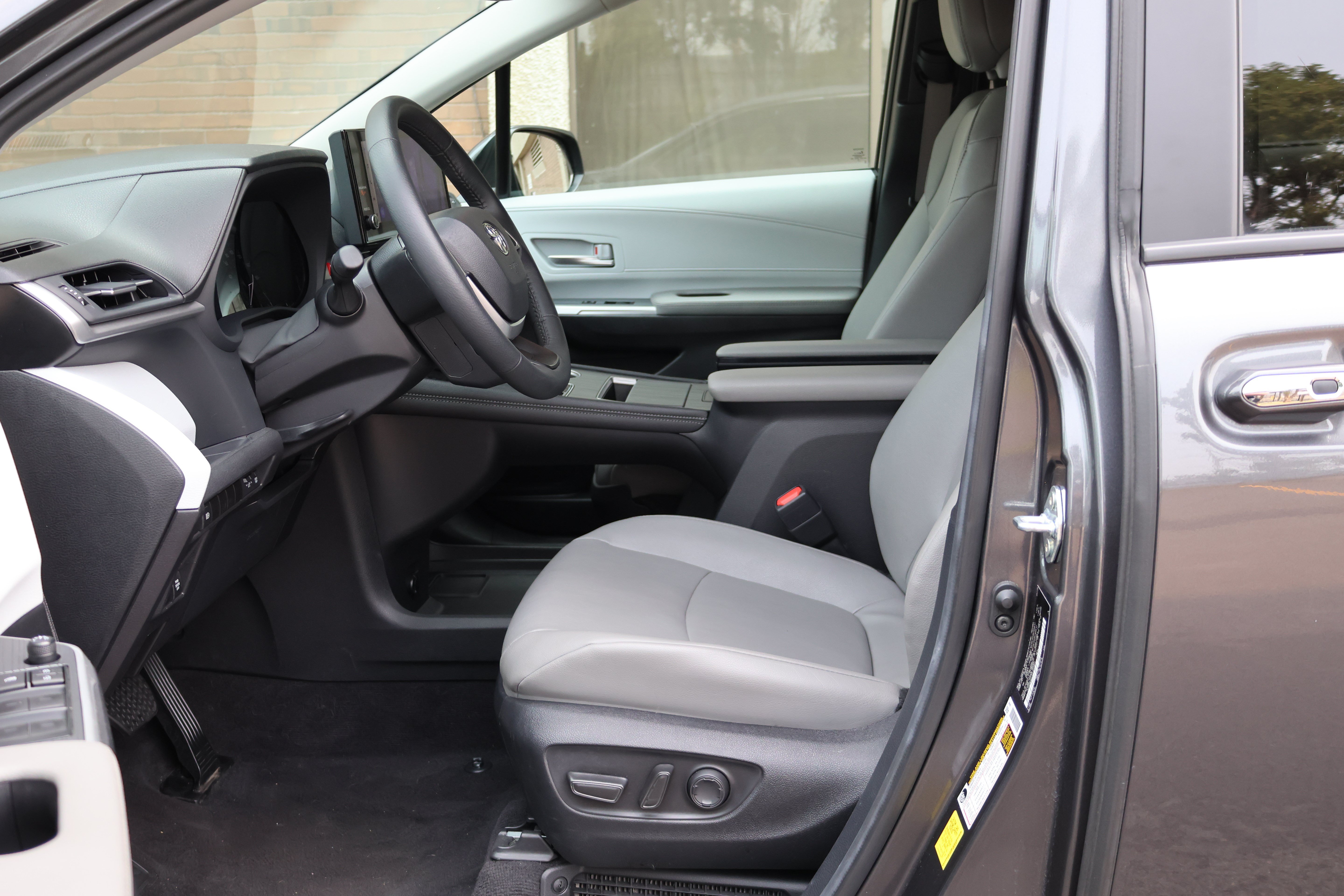 Certified 2025 Toyota Sienna XLE FWD image 26