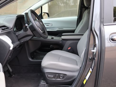 Used 2025 Toyota Sienna XLE FWD image 26