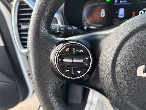 Used 2023 Kia Soul LX w/ LX Technology Package image 24