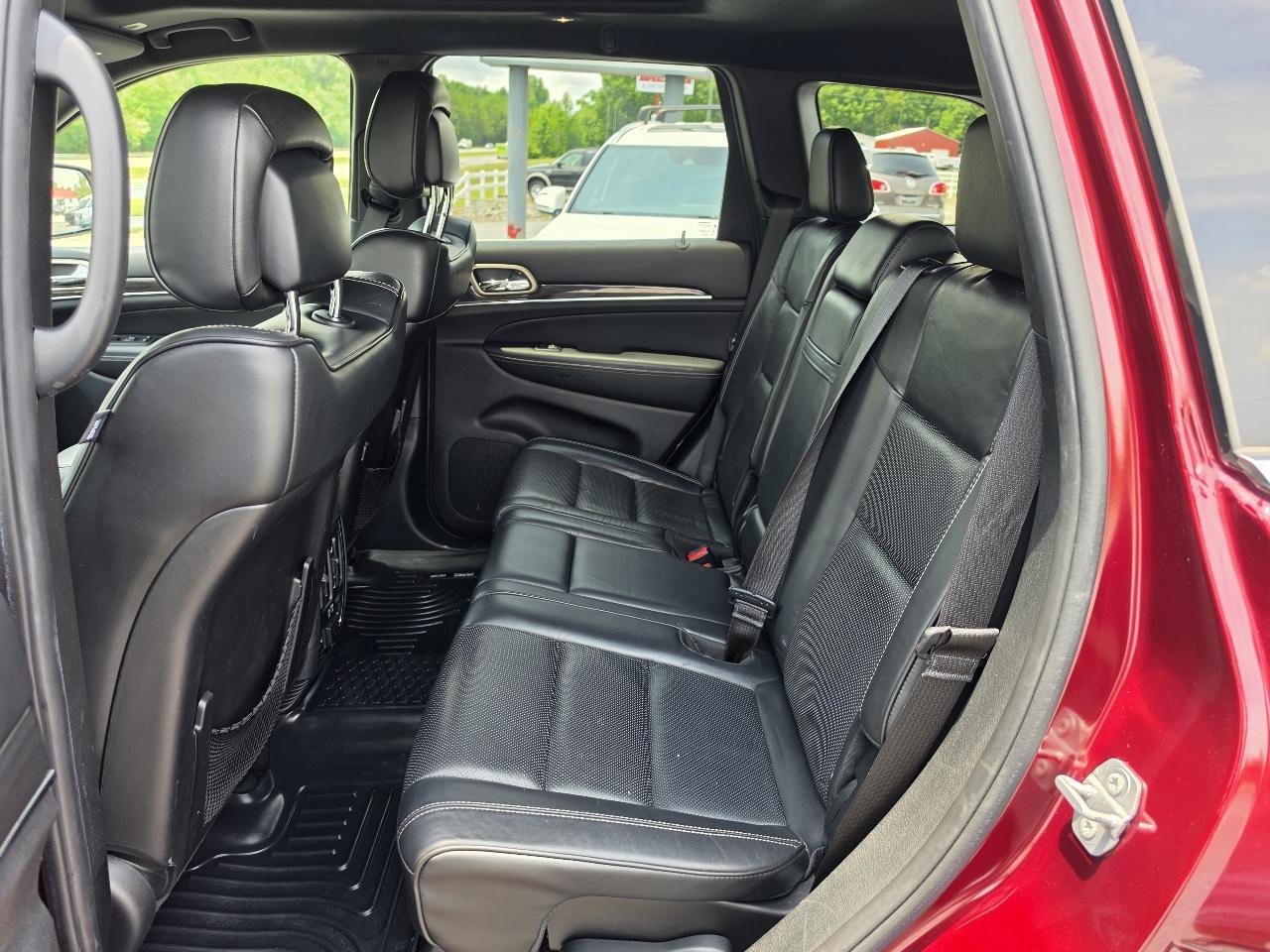 Used 2017 Jeep Grand Cherokee Overland AWD/4WD image 4