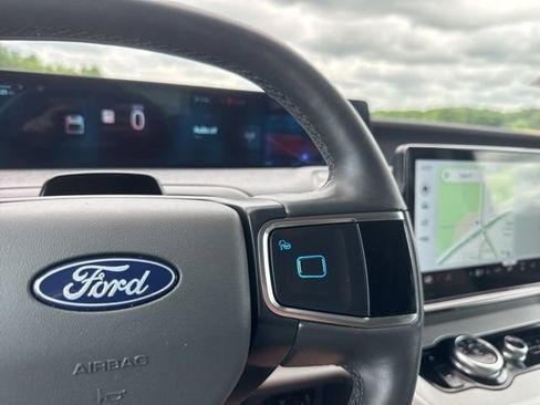 Used 2025 Ford Expedition Active AWD/4WD image 16