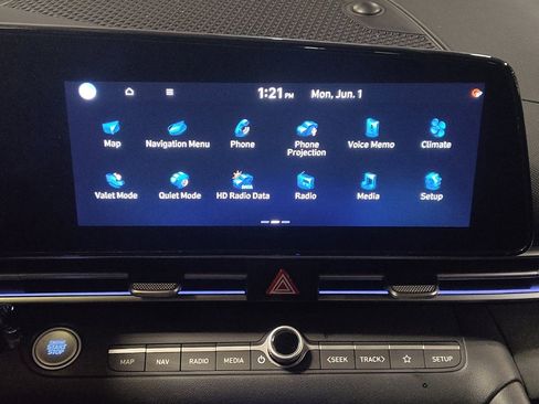 Used 2024 Hyundai Elantra SEL FWD image 25