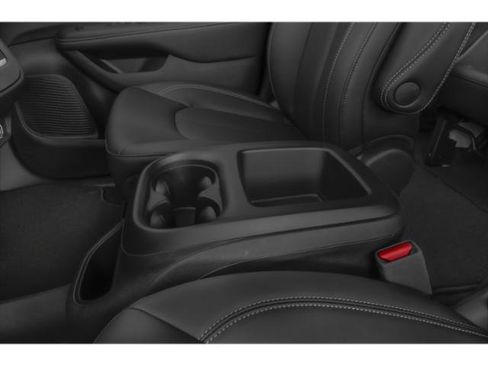 Used 2025 Chrysler Pacifica Select FWD image 16