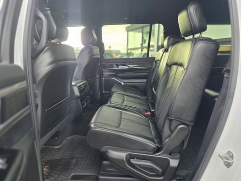 Used 2024 Jeep Wagoneer L Series II w/ Flexible Seating Group RWD image 18