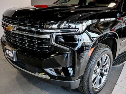 Used 2024 Chevrolet Suburban LT w/ Luxury Package image 9