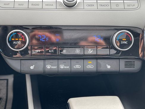 Used 2023 Hyundai Elantra Limited image 13