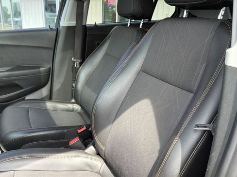 Used 2018 Chevrolet Trax LT w/ Sun & Sound Package FWD image 17
