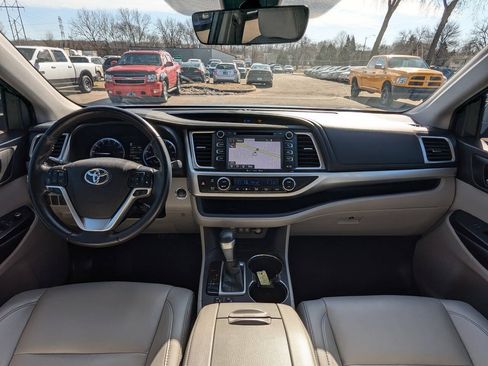 Used 2019 Toyota Highlander XLE FWD image 2