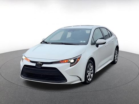 Used 2025 Toyota Corolla LE image 8