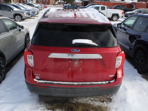 Used 2020 Ford Explorer XLT w/ Comfort Package image 4